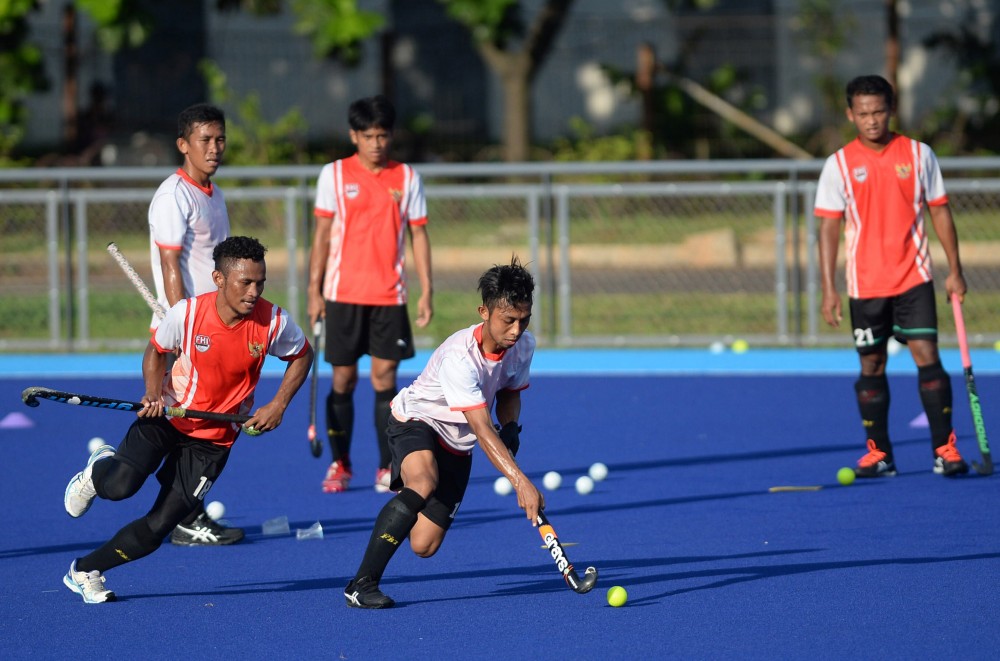 Sejumlah atlet timnas hoki berlatih di Lapangan Hoki, Kompleks Gelora Bung Karno, Senayan, Jakarta. ANTARA/Akbar Nugroho Gumay